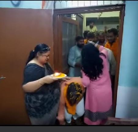 University teachers welcomed ABVP workers released from jail