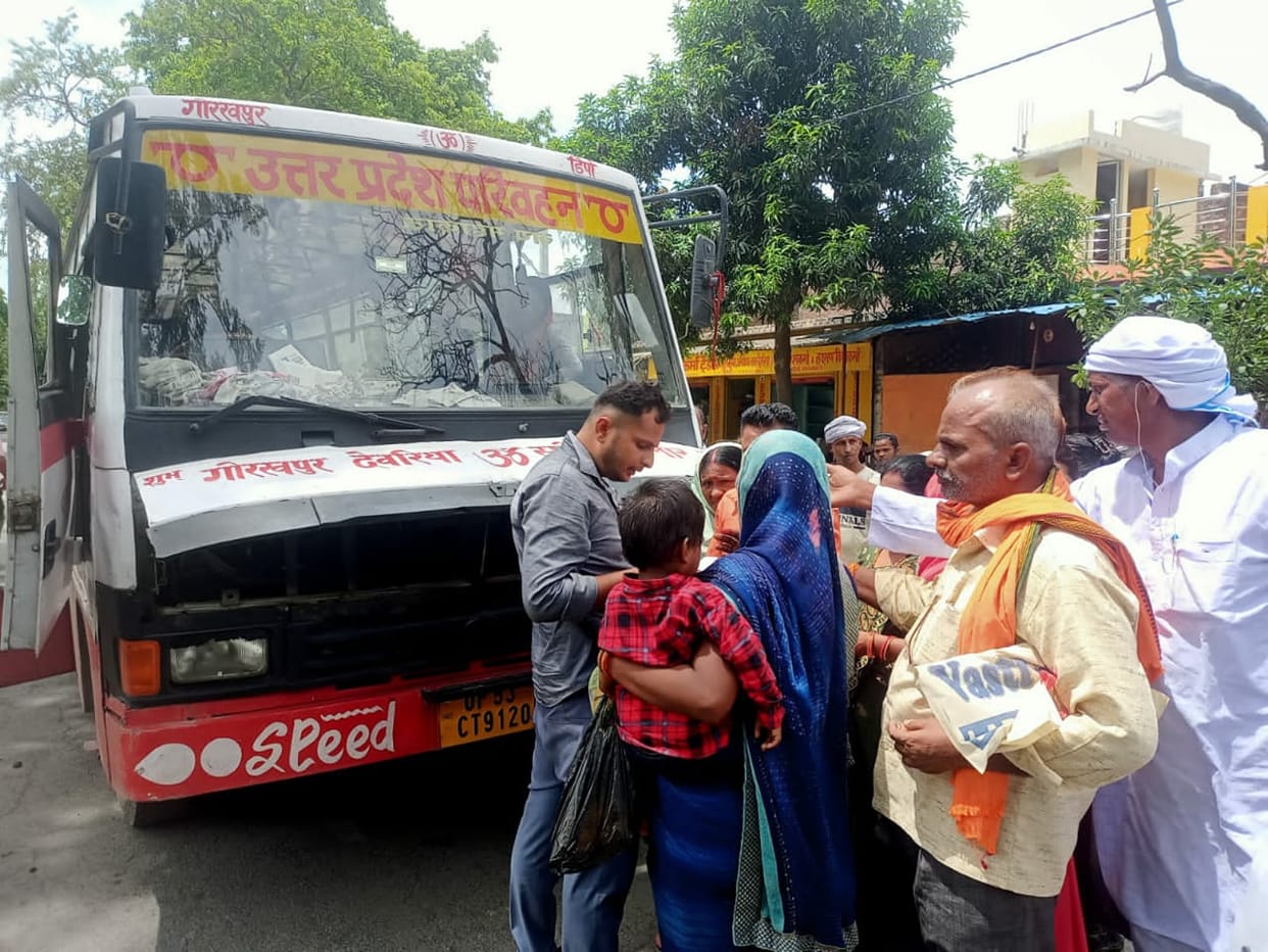 Fire broke out in a moving bus, passengers saved their lives by jumping
