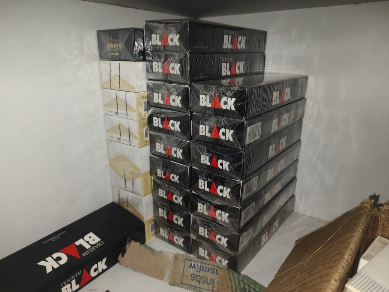 Raid in the shop, foreign cigarettes recovered in large quantity
