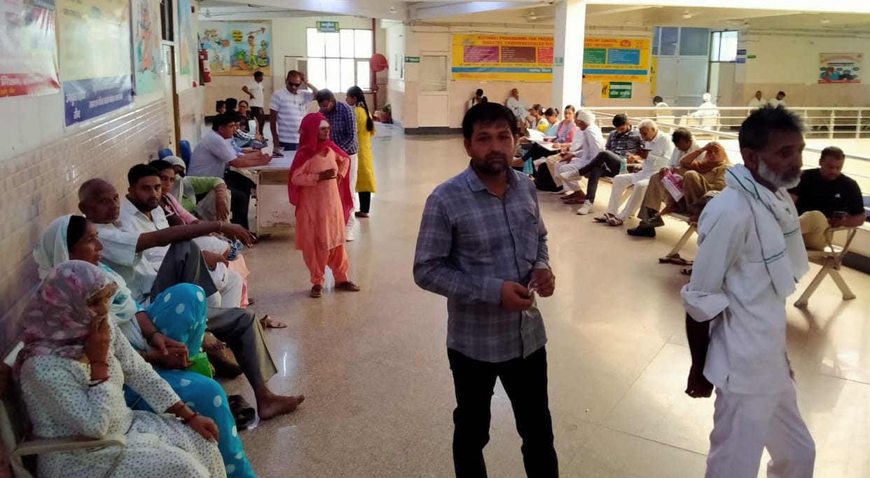 Doctors kept meeting in AC room, patients were suffering outside in the heat