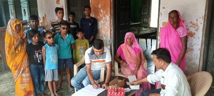 Hathras News: मलेरिया, नेत्र संक्रमण और बुखार का प्रकोप बढ़ा, घर-घर बिछीं चारपाई