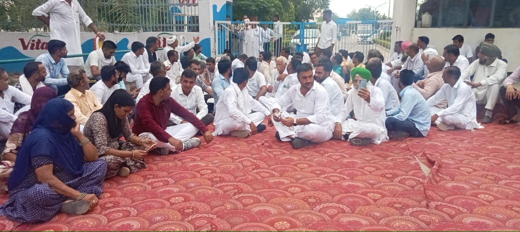 Due to non-payment of milk, farmers and milk committees locked Vita Milk Plant
