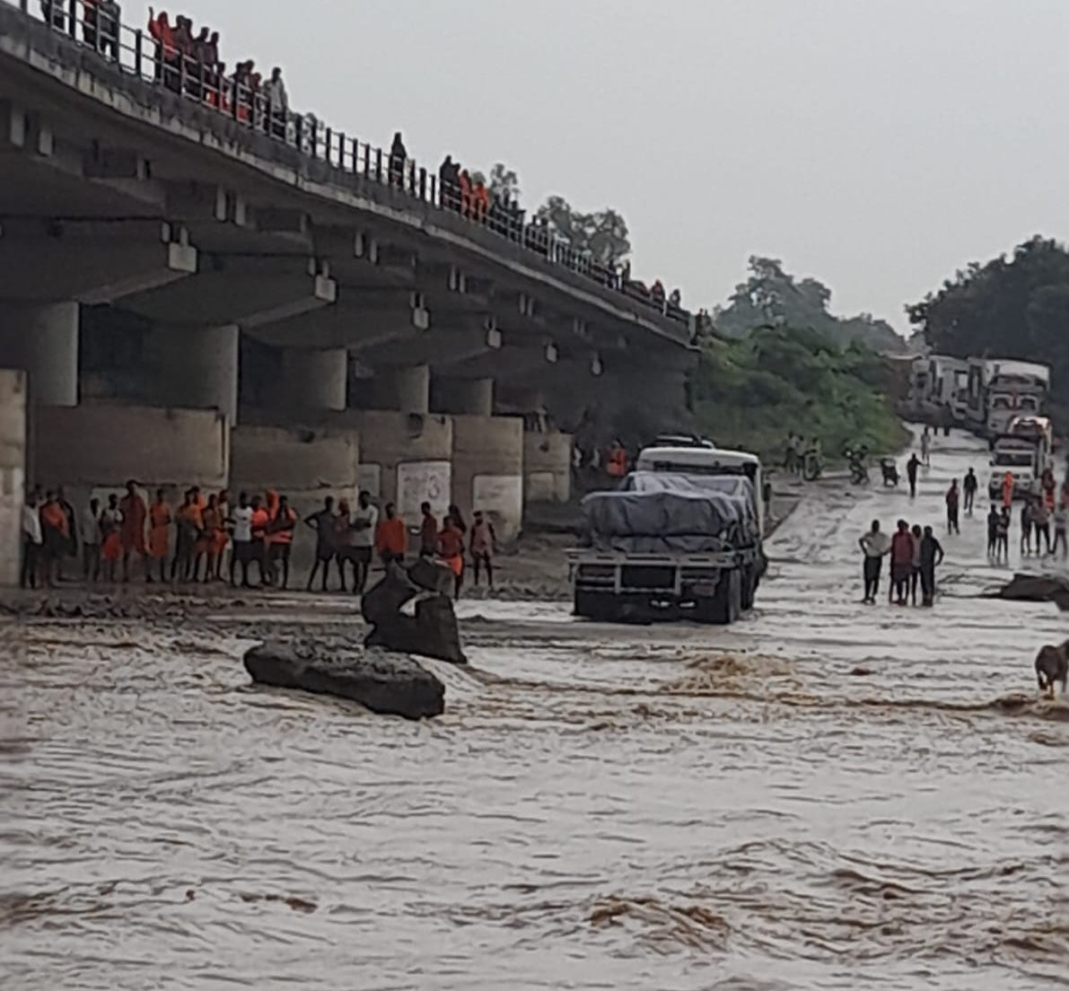 Increased water level of Kotwali river in Najibabad, vehicle stuck on slip