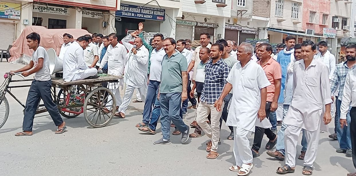 Bhattu Mandi remained closed for three hours in protest against incidents of intoxication and theft