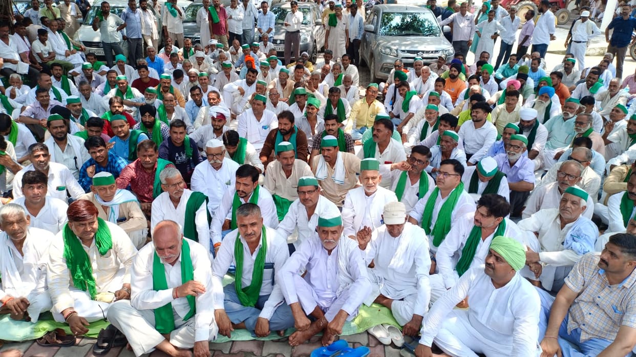 Farmers camped in the Collectorate regarding Guldar-free Bijnor