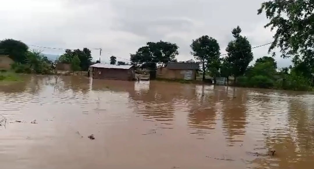 People upset due to water logging in Banbasa Pachpakaria