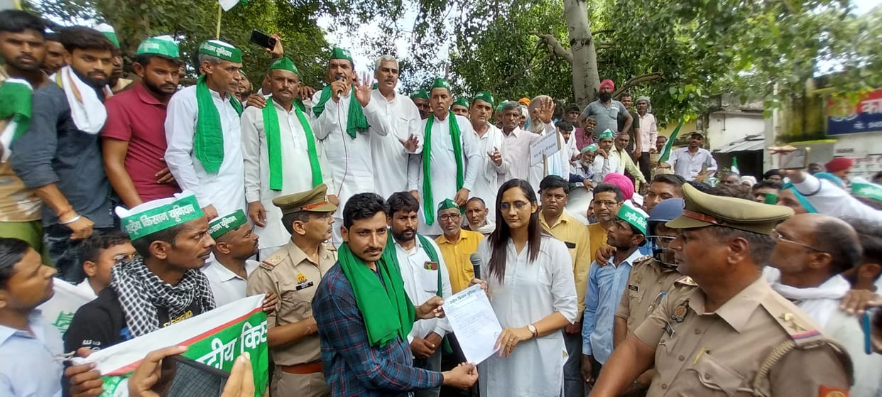Farmers took out a march in Chandpur and gave memorandum to SDM