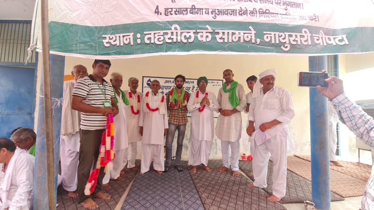 Agitating farmers announce to celebrate independence at the water tank itself
