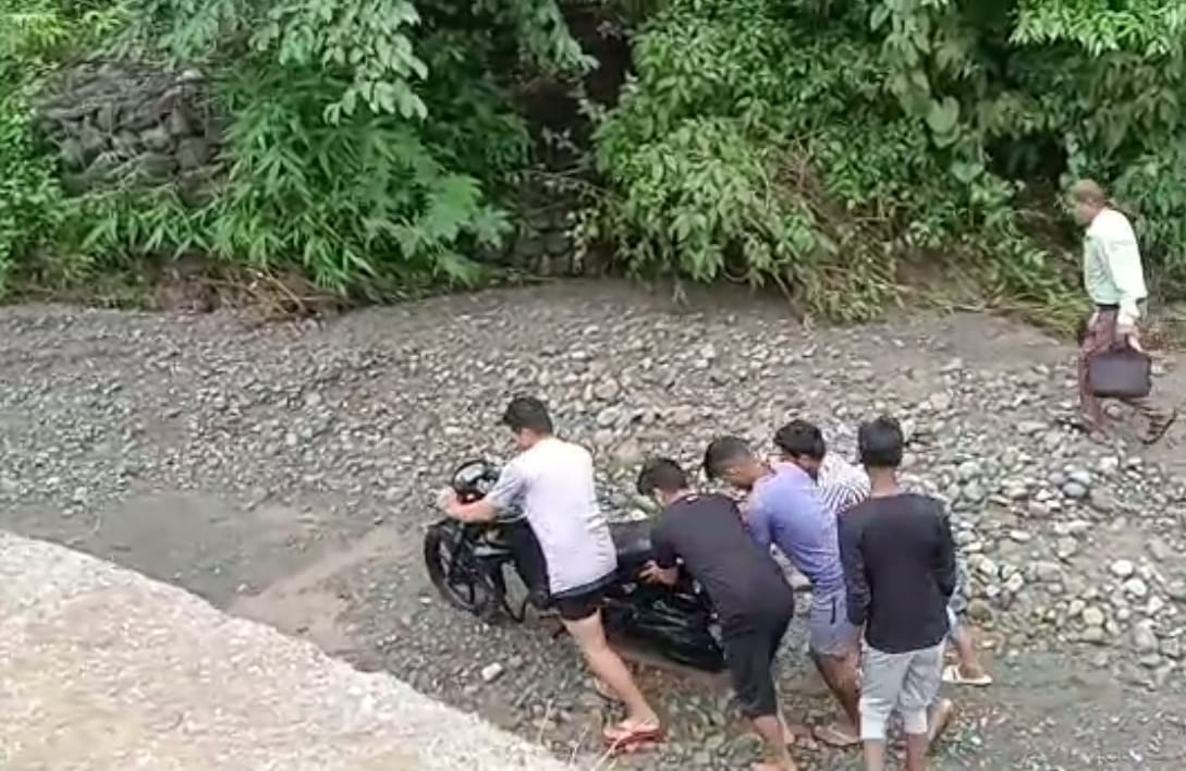 Bike riding headmaster saved from being swept away in swollen Kiroda, youths saved