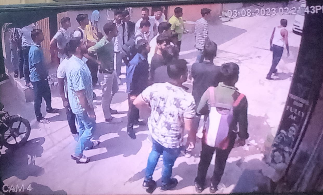 Two groups of students kept fighting for 15 minutes 80 meters away from the police station