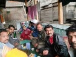 अंबाला से अमरनाथ यात्रा के लिए रवाना हुए जत्थे के साथ बैठकर भोजन करता अब्दुल रसीद का परिवार