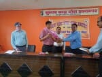 संजय कुमार सरस्वती विद्या मंदिर इंटर कॉलेज में मुख्य अतिथि सीडीओ एसबी सिंह का स्वागत करते शि