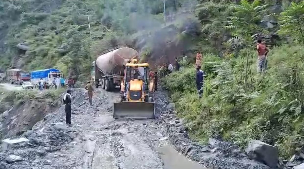 Truck stuck on Chamba-Bharmour NH, traffic stalled for two hours