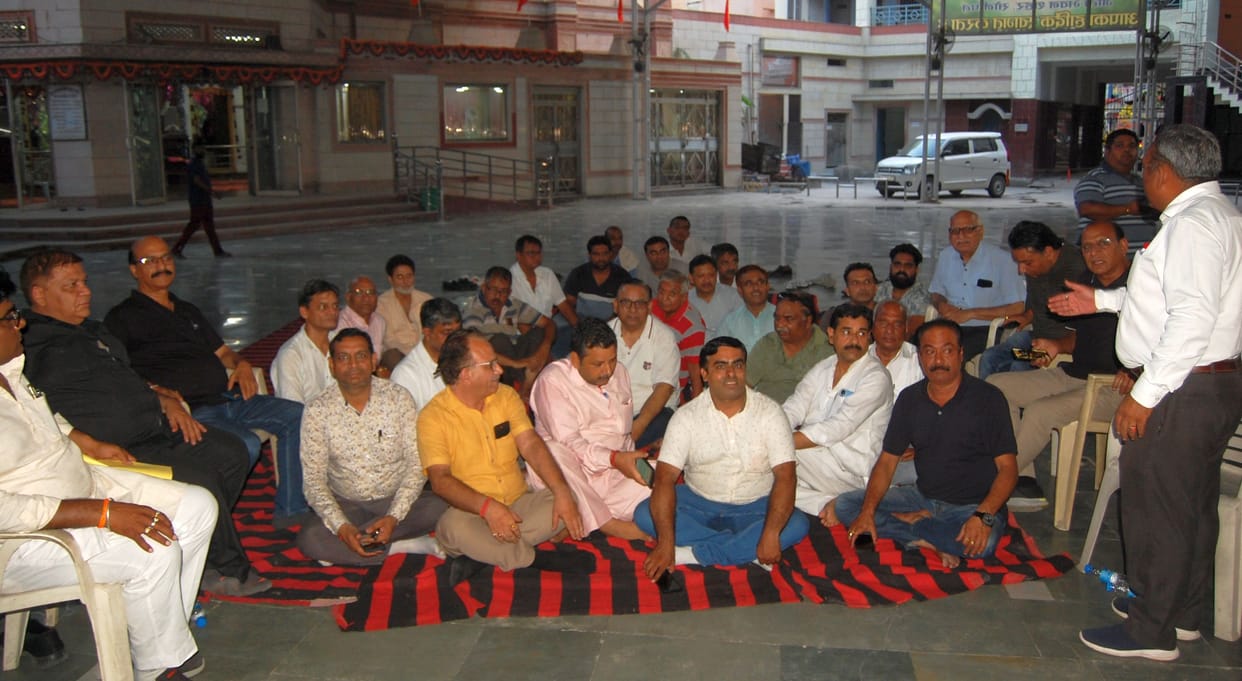 Shopkeepers protest against challan for hoardings