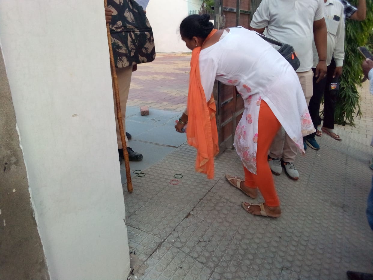 Members of Hindu organizations reached BJP MLA's residence with bangles in protest against Nuh violence