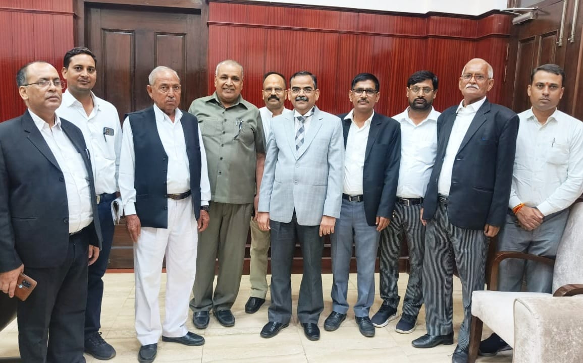 Advocate met Administrative Justice in support of demands