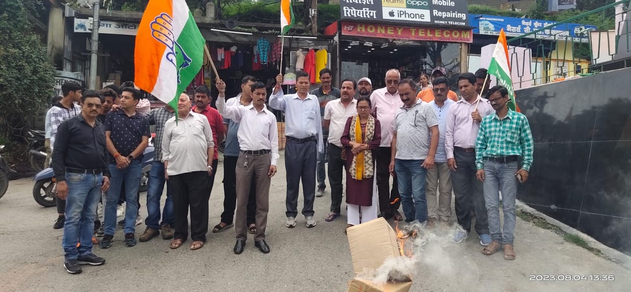 Congress burnt the effigy of the government in Ranikhet