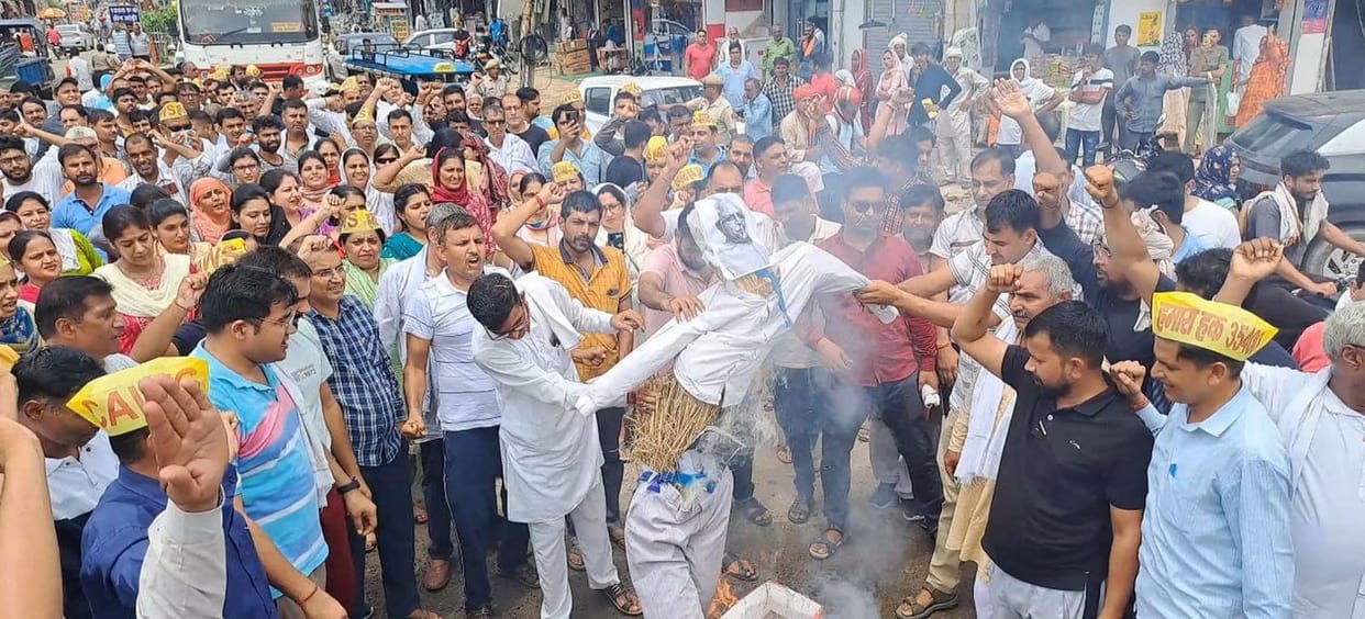 Clerks protested by burning the effigy of the government, will celebrate black day today