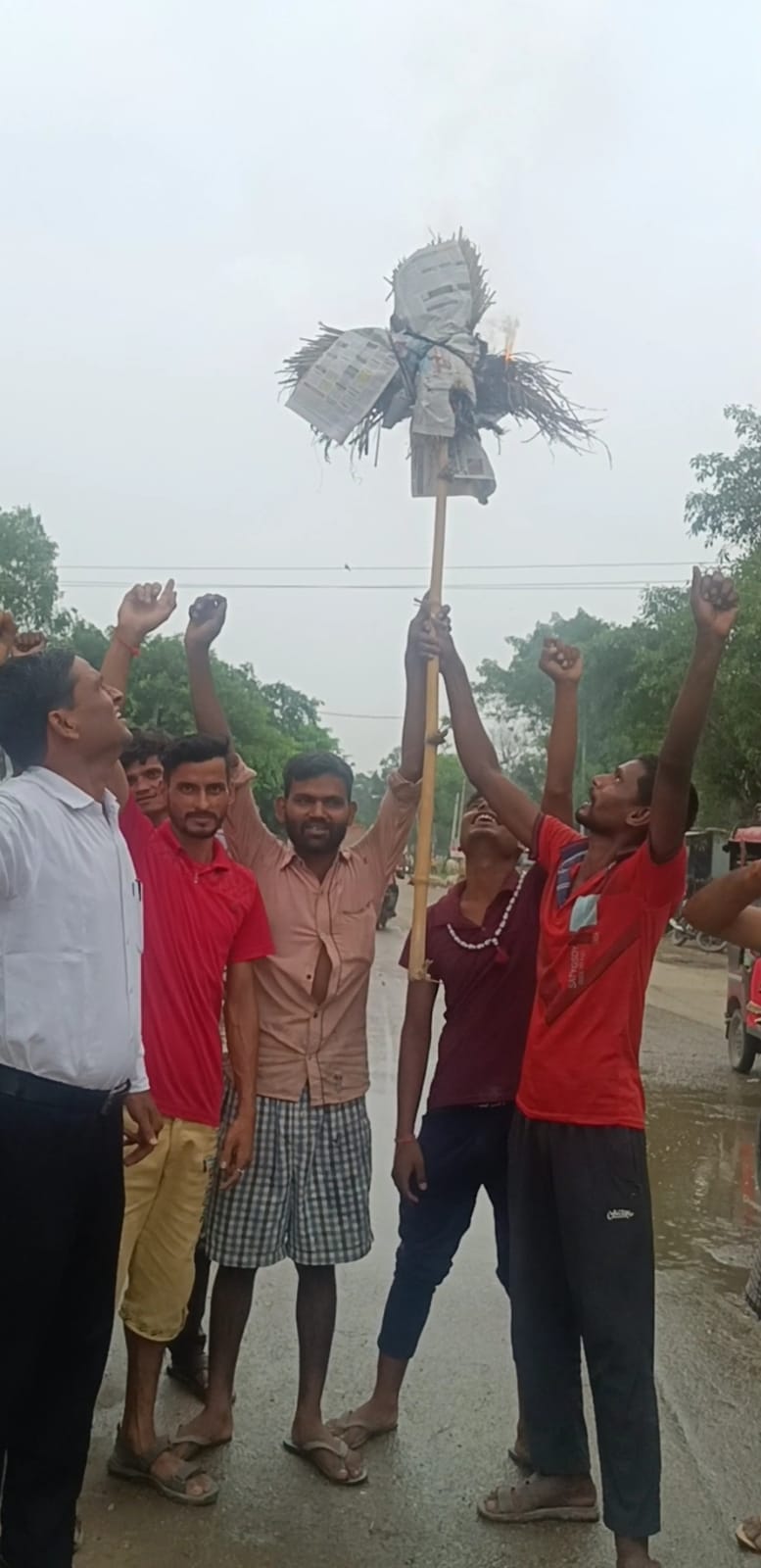 Traders came on the road to protest against waterlogging at Manpur intersection