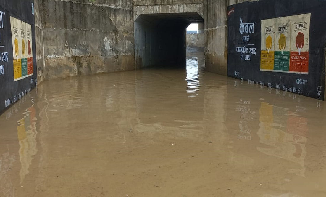 Waterlogging in the underpass due to rain, the roads were full