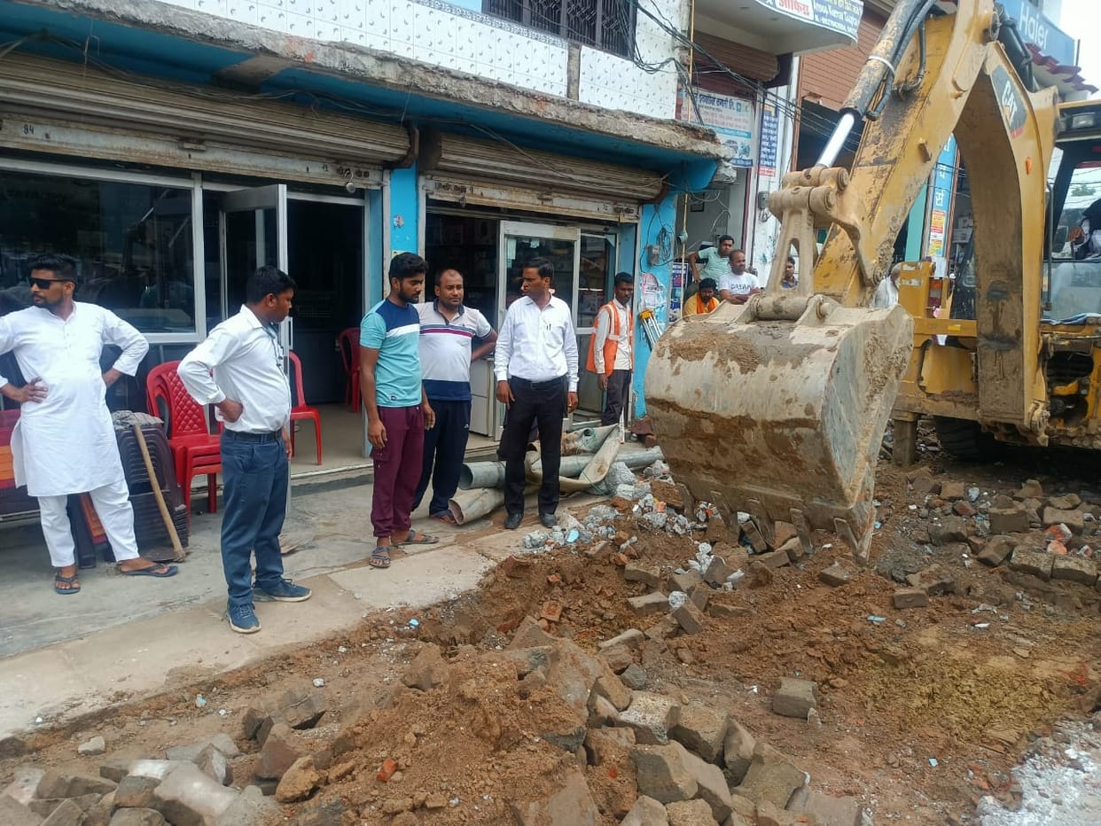 Pilibhit Highway: Digging of drain started with widening