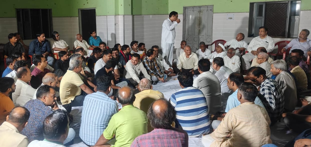 Two factions of the society face to face regarding the president of Agrawal Federation