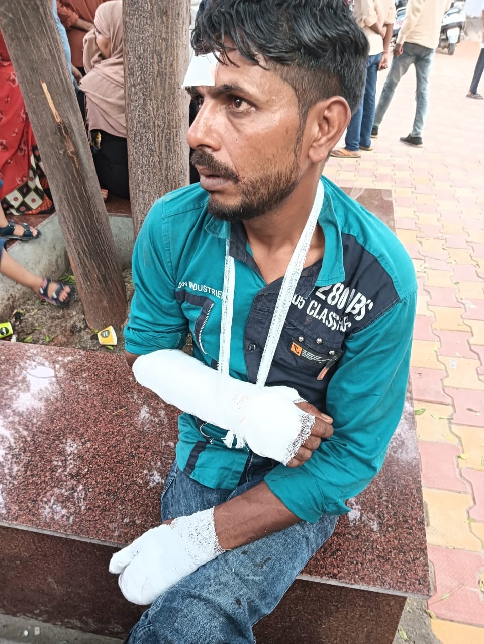 Pickup collided with bike, death of mother and daughter, ruckus