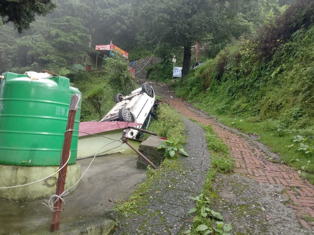 The car fell on the roof of the member's house
