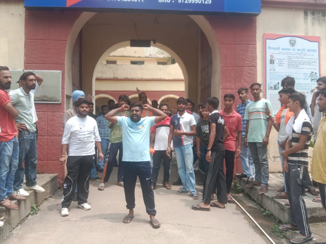 VHP worker assaulted, policemen line spot