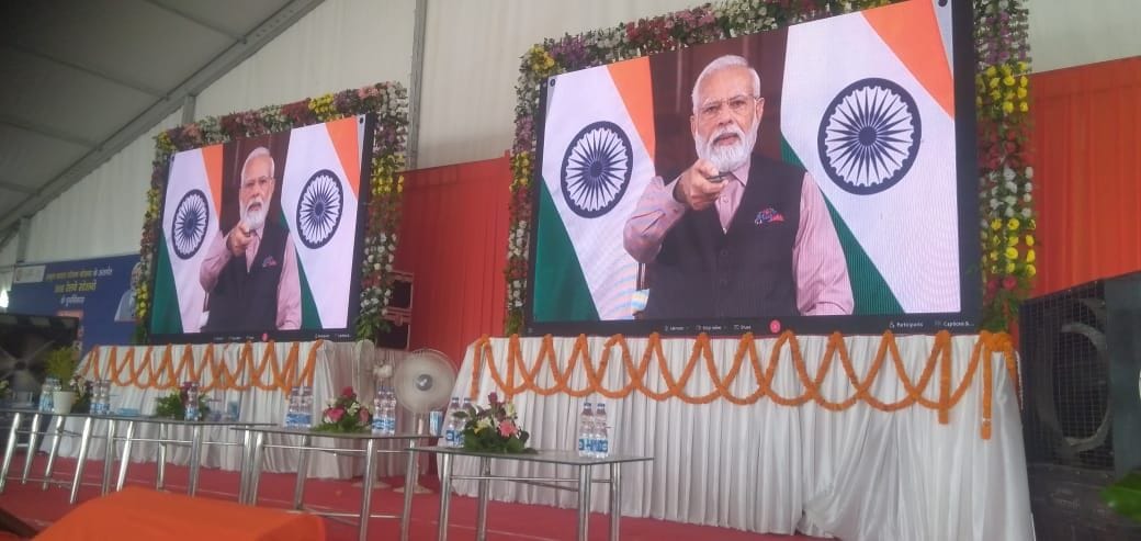 PM Modi gave a gift of 61 crores to Deoria railway station