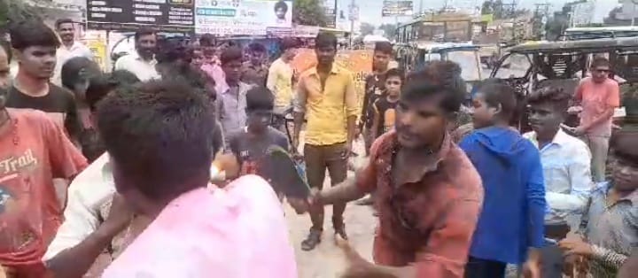 On suspicion of bicycle theft, the young man was tied to a pole and beaten with slippers