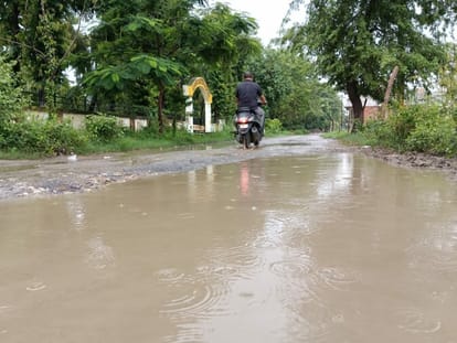 Budaun News: बहुत कठिन है बिलगंवा की डगर, गहरे गड्ढों में गिर रहे लोग The path of Bilganwa is very difficult, people are falling in deep pits