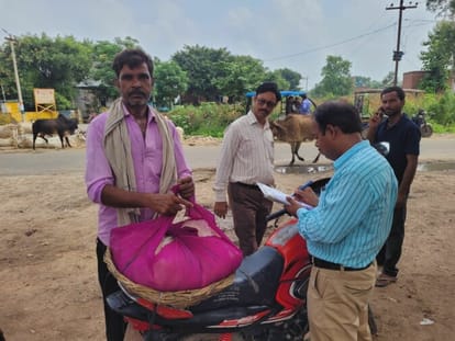 Shahjahanpur News: बेसन, मावा, दूध, मिर्च और सूजी के सैंपल भरे Filled samples of gram flour, mawa, milk, chili and semolina