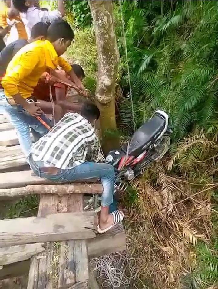 Bike rider slipped from the bridge and fell into the drain 10 feet below