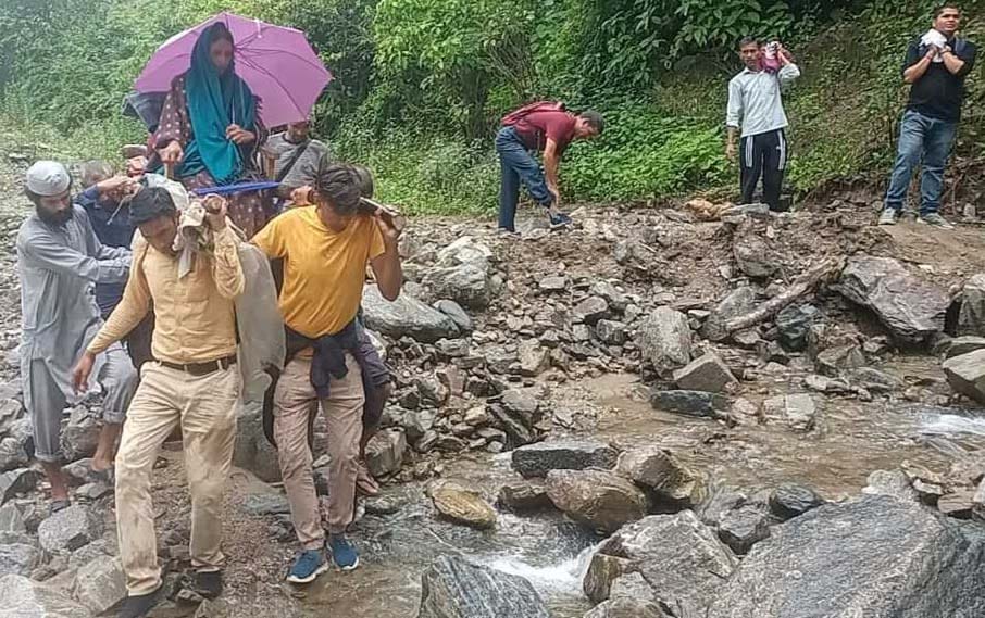 Brought the woman five km from Doli to the foot road and then sent her to the hospital