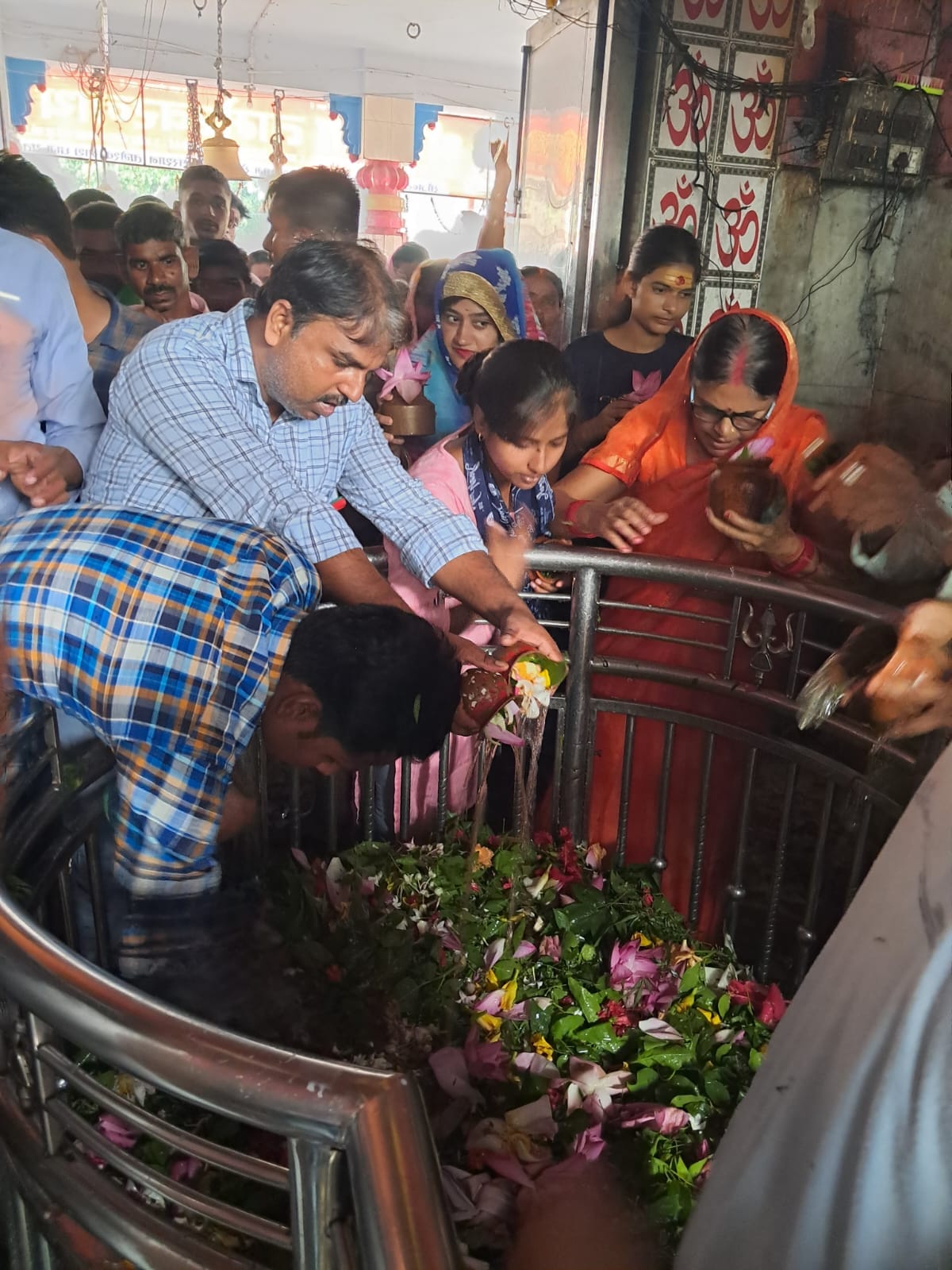 Jalabhishek of Bholenath with chants of Har Har Mahadev