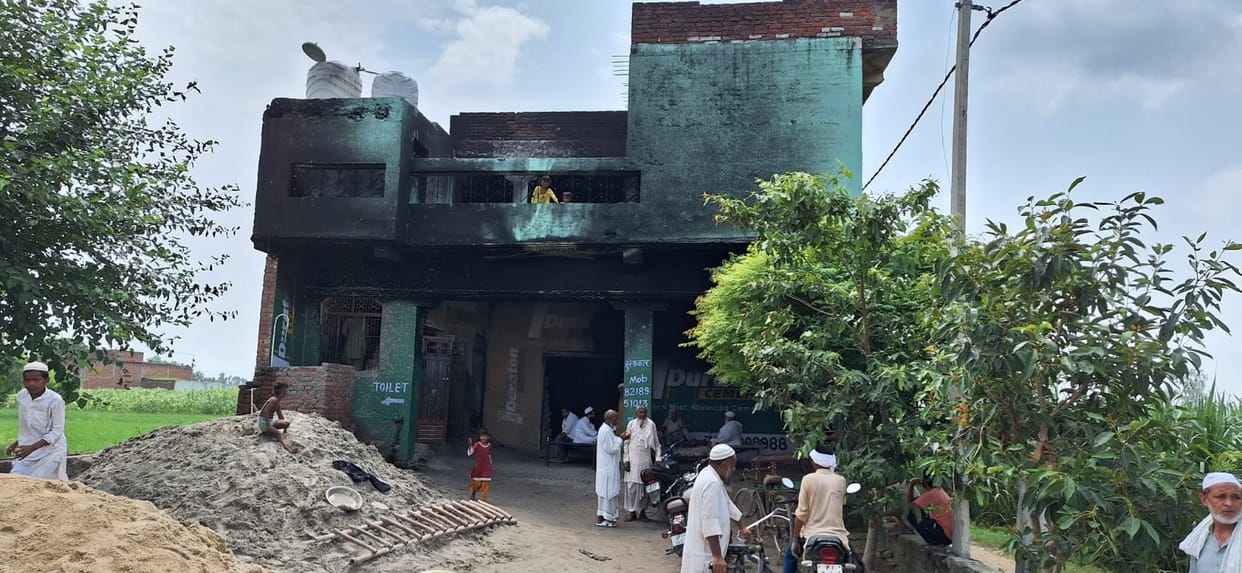 House caught fire due to unknown reasons in Bhaisani Islampur, five children injured while trying to jump
