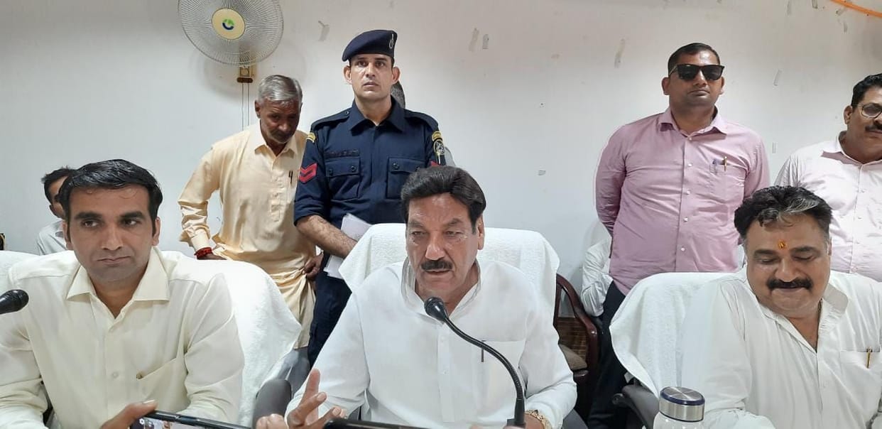 JE of Electricity Corporation was chargesheeted for not picking up the minister's phone