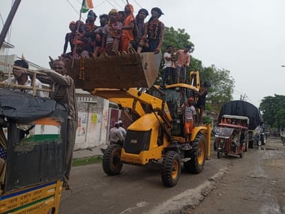 Kanwariya arrived in Bisalpur to perform Jalabhishek by riding on JCB