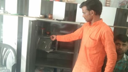 Jewelery worth one lakh, cash stolen from jeweler's shop in Newria