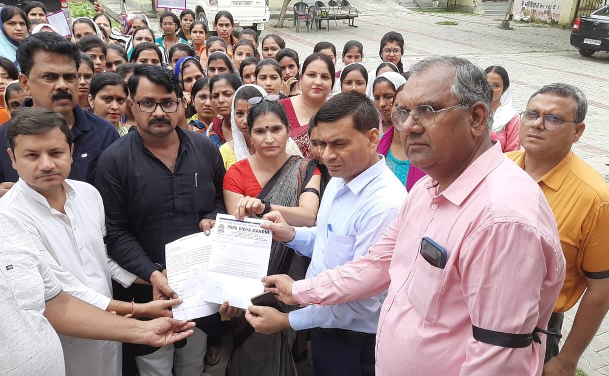 Teachers came on the road to protest against the arrest of the principal and teacher