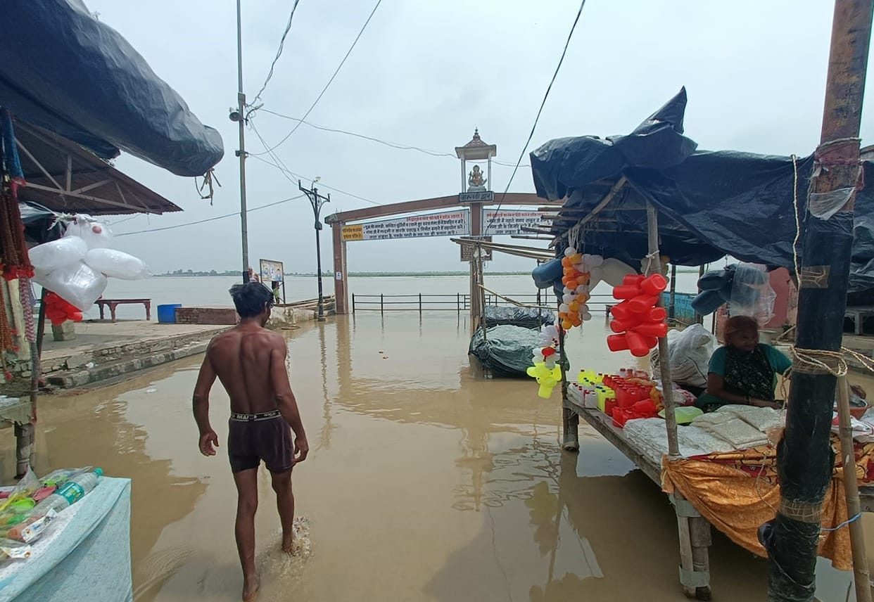 1.32 lakh cusecs of water released from Bijnor, alert in areas along Ganga
