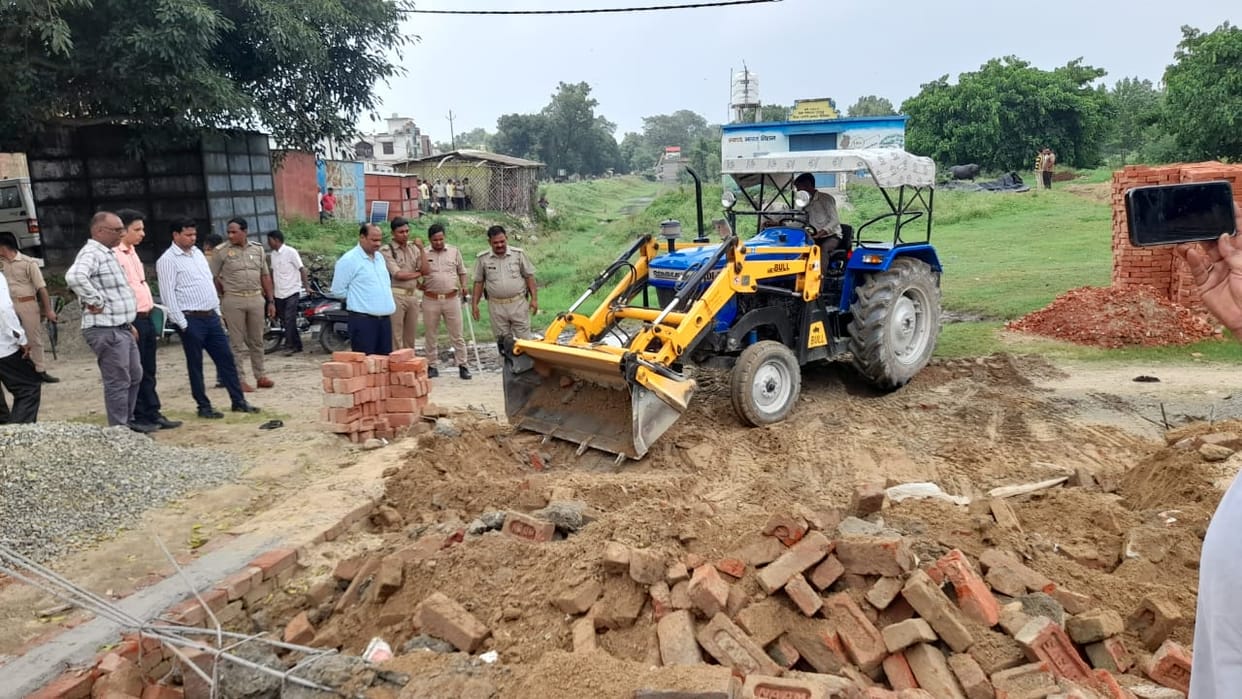 SDM removed illegal encroachment with police force in Chandoi