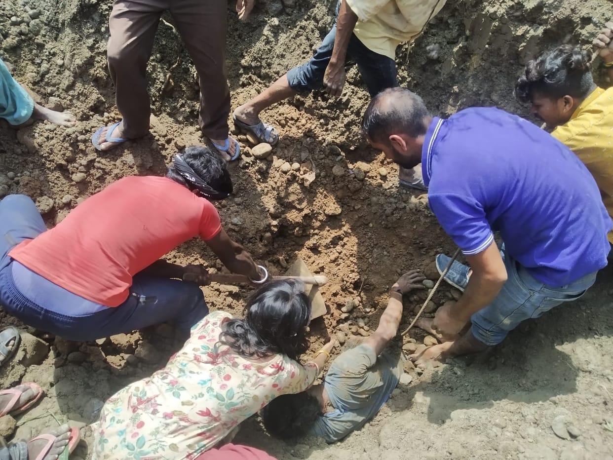 Debris fell from the hill, laborers buried