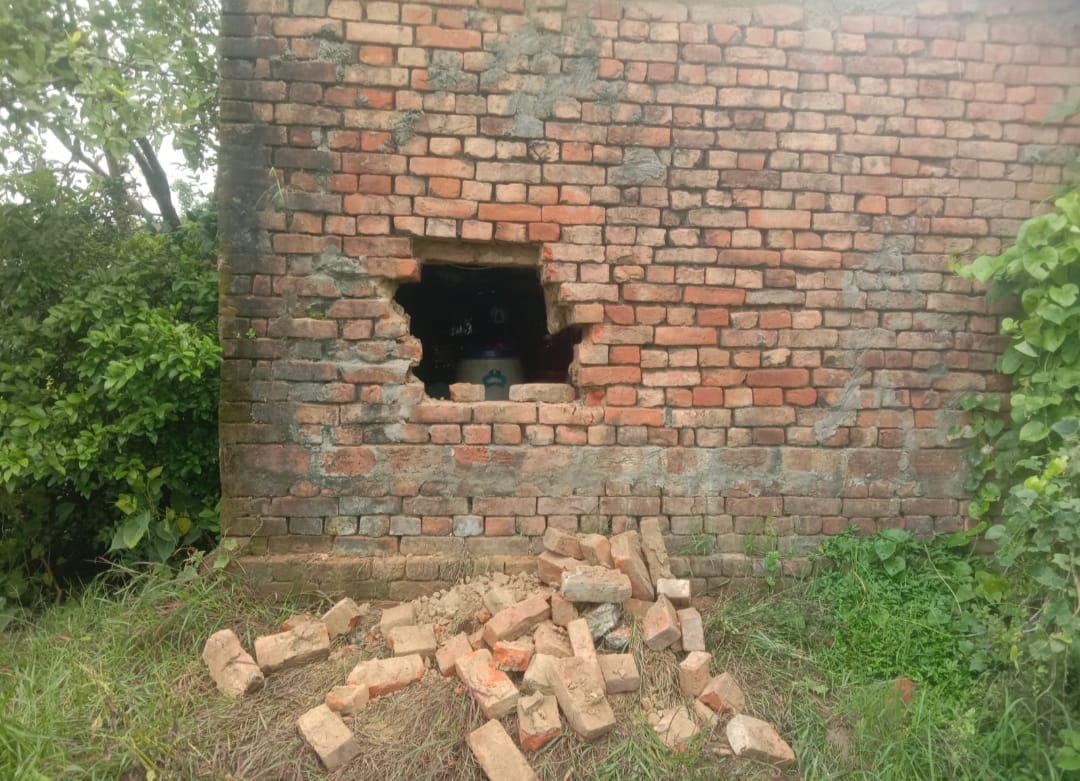 Thieves took away goods including cash by cutting a dent