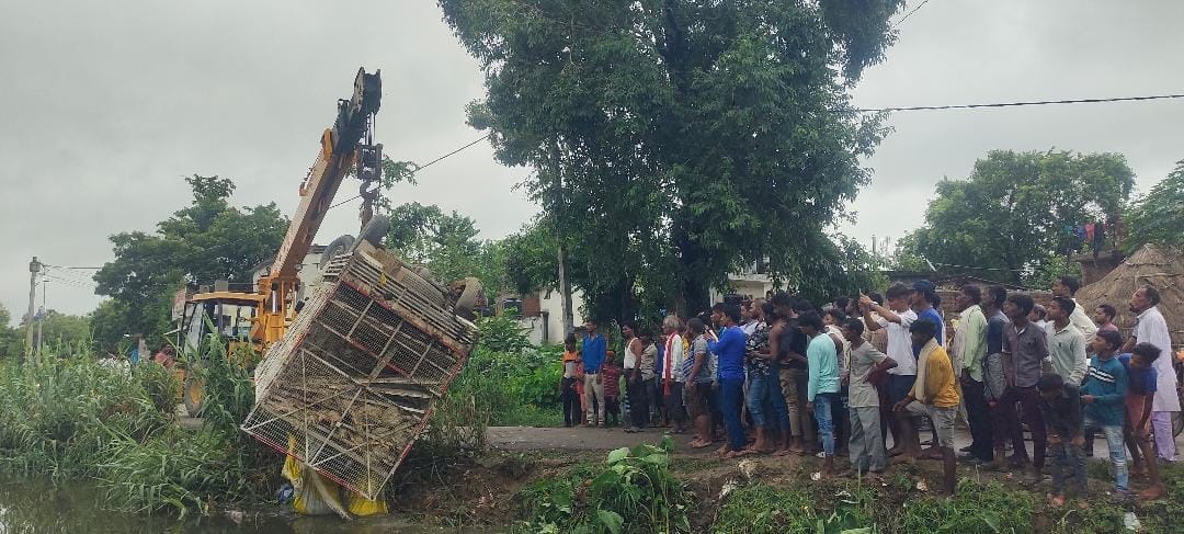 Chicken laden pickup overturned in the canal