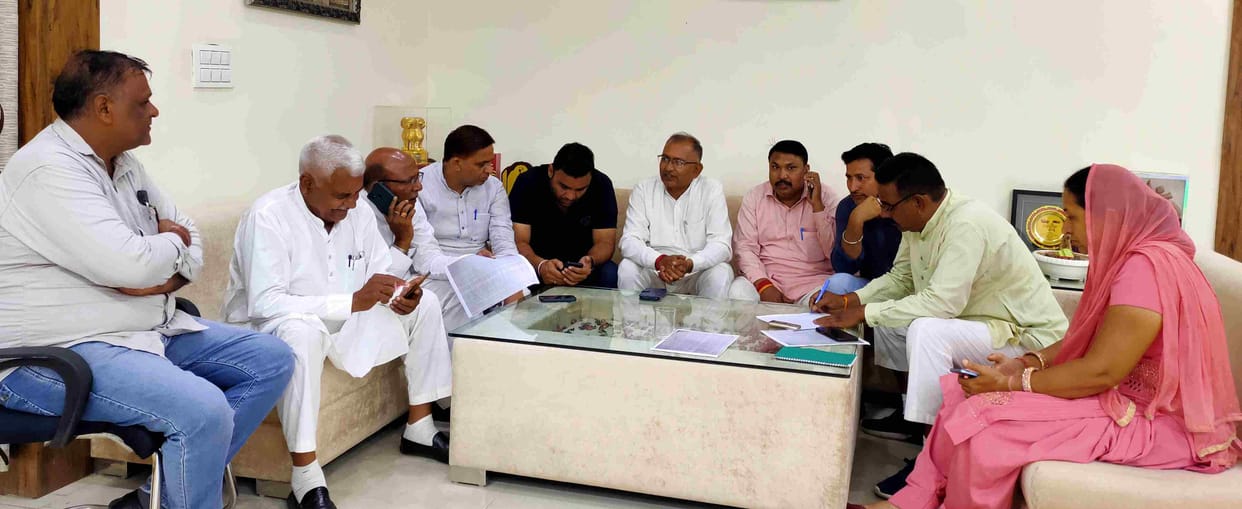 Due to the Tehsildar's decision, the councilors were forced to sit in the Tehsil office till 9 pm.