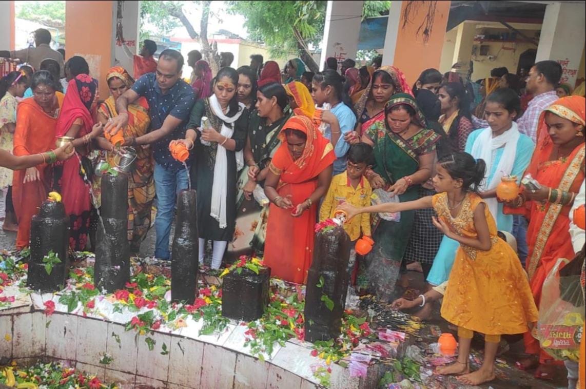 Devotees did Jalabhishek