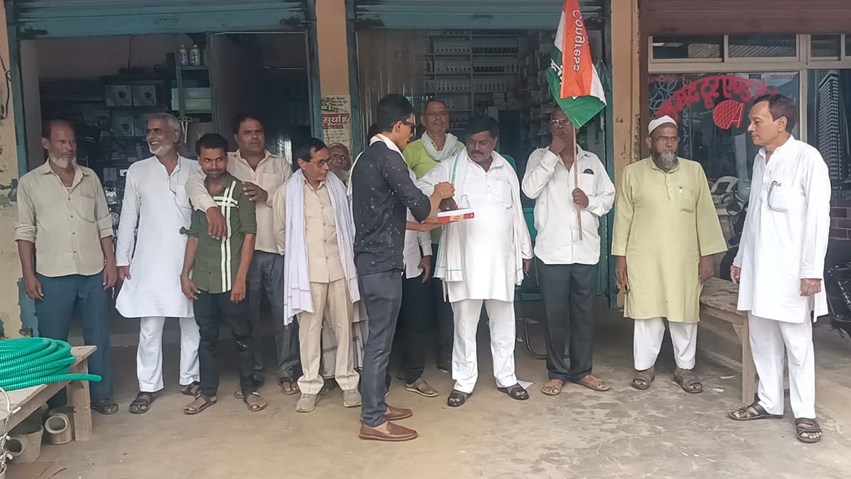 Congressmen celebrated the reinstatement of Rahul Gandhi's membership