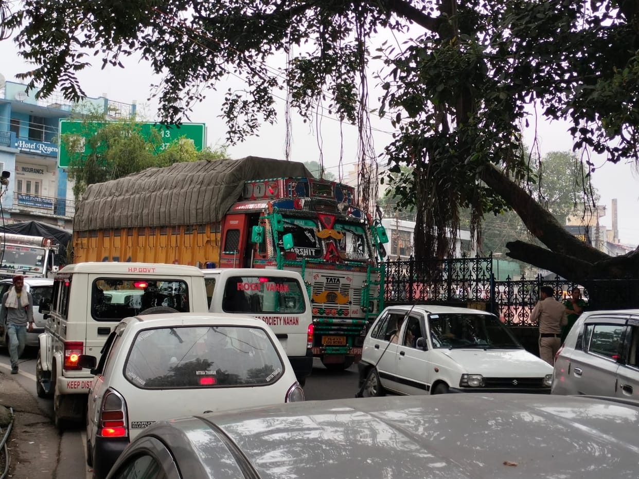nahan me traffic jaam-people facing problem
